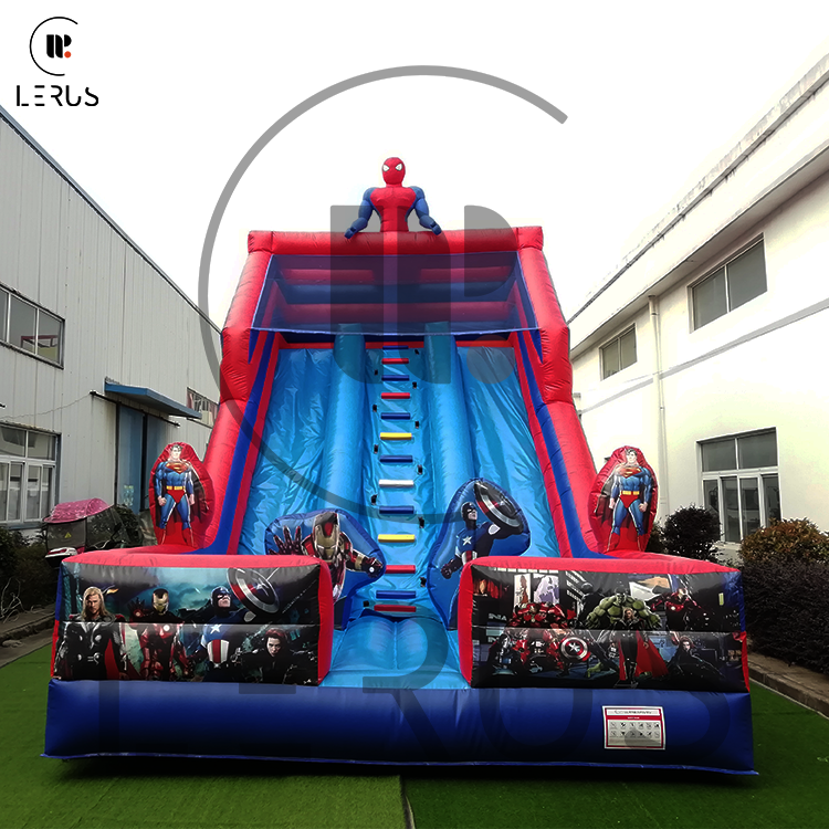 Hero Slide Adventure - Prednja strana s glavnim ulazom i plavim toboganom.