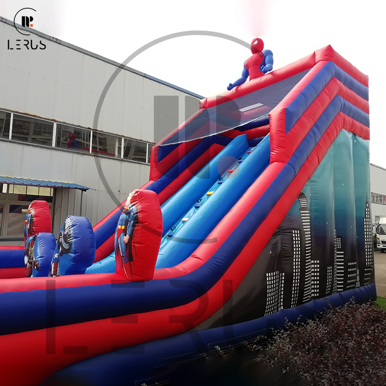 : Hero Slide Adventure - Detaljan pogled bočnog plavog tobogana.