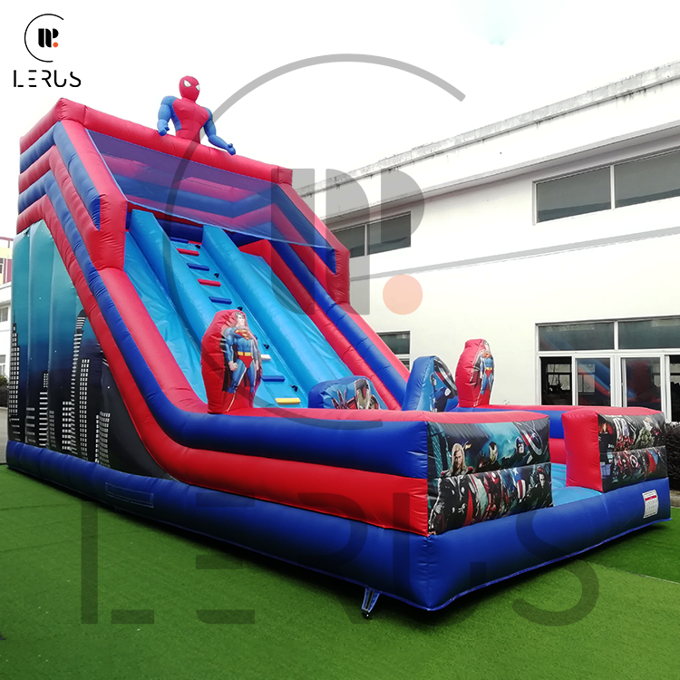 Hero Slide Adventure - Perspektiva s desne strane s vidljivim Spider-Man detaljima.