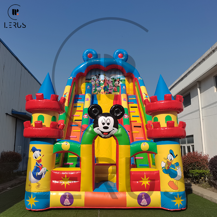 Napuhanac s Mickey Mouse likom i velikim toboganom.