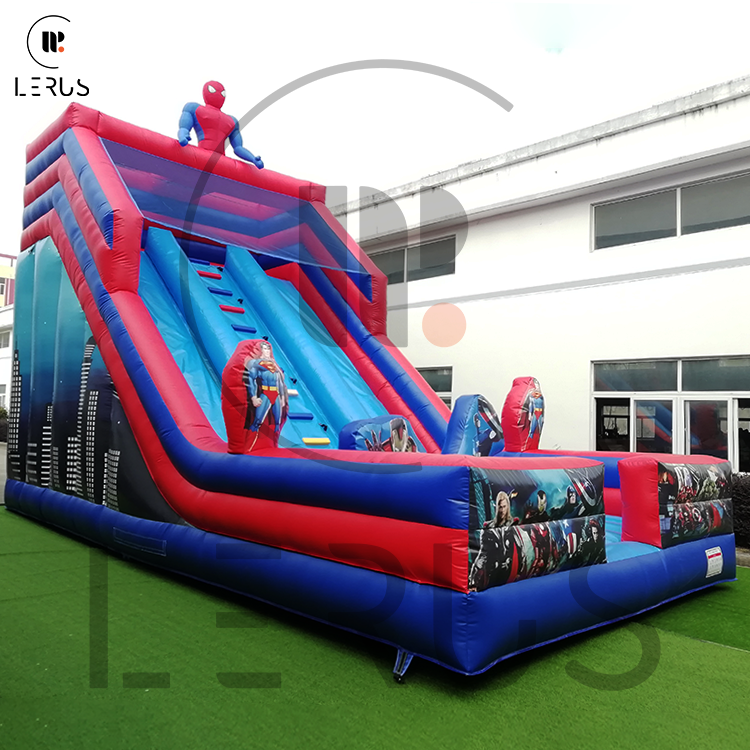Hero Slide Adventure - Perspektiva s lijeve strane s jasnim prikazom tobogana.