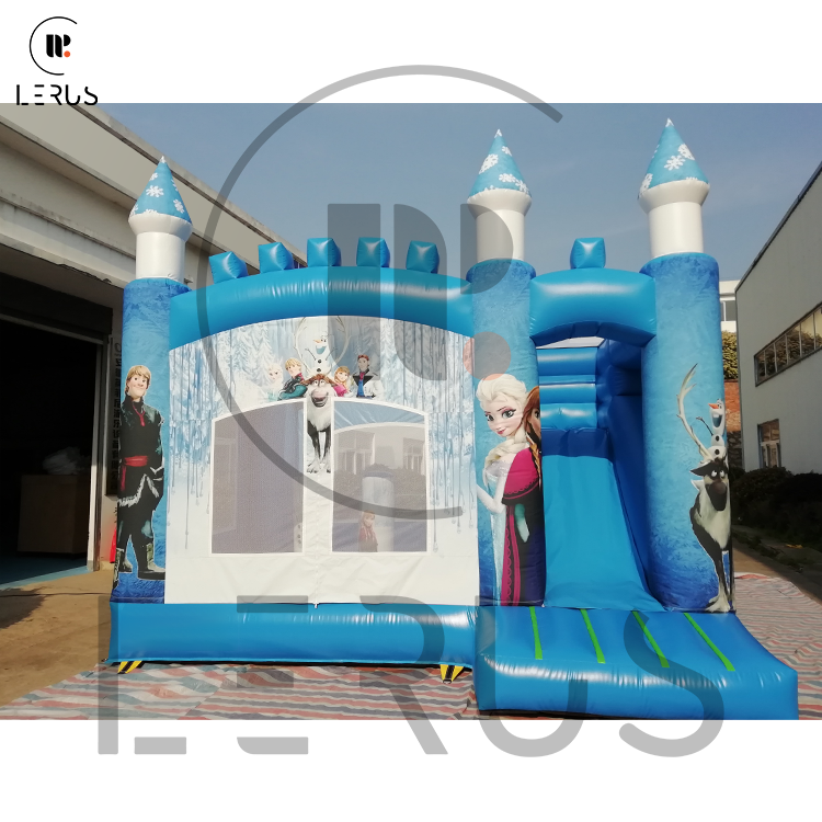 Detaljan pogled na ulaz Frozen napuhanca s tornjevima i plavim toboganom.