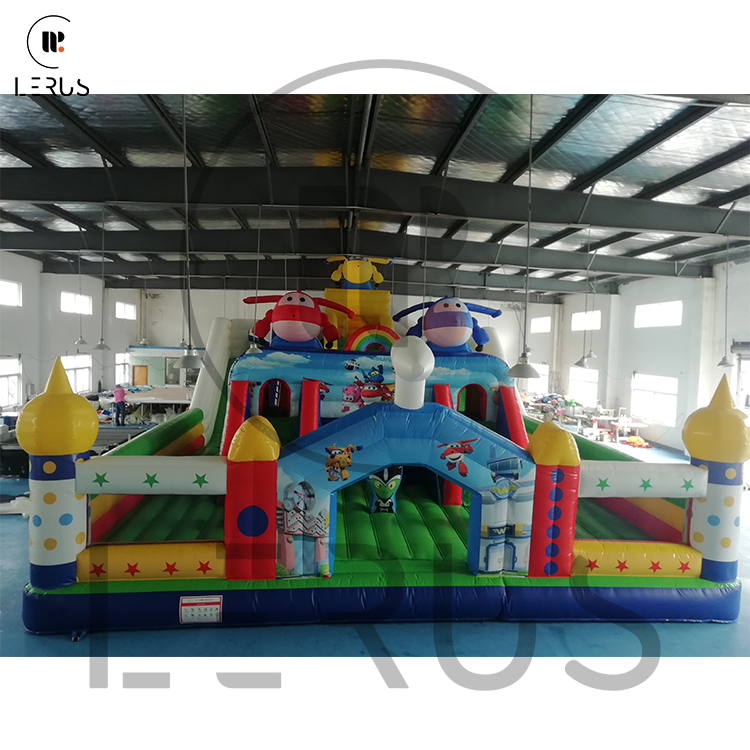 Središnji pogled na ulaz napuhanca Aerial Adventure Park, s dvorcem i šarenim ilustracijama likova i zvijezda.