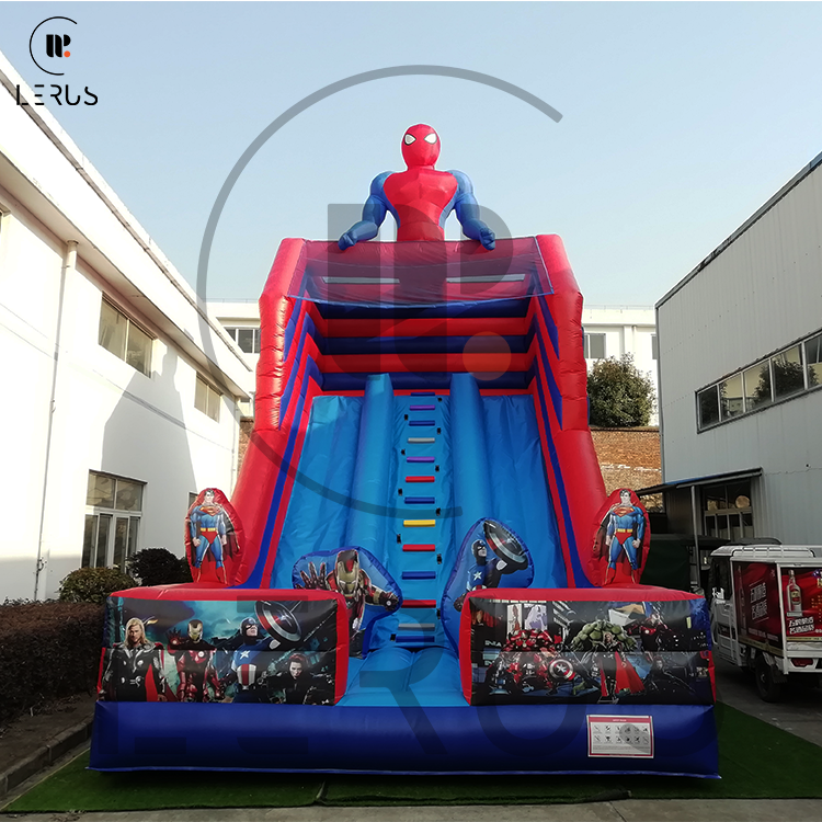 Hero Slide Adventure - Centralni prikaz plavog tobogana sa Spider-Man tematikom.