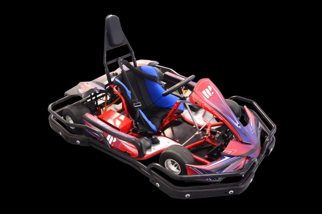 Električni go-kart Extreme Speed u crveno-plavim bojama, prikazan iz prednjeg kuta na crnoj pozadini. Drugi kut