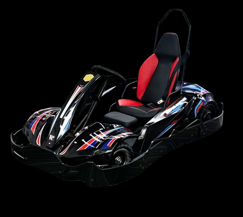 Električni go-kart Gladiator u crnom dizajnu s crveno-plavim uzorcima i crvenim sjedalom, prikazan iz prednjeg kuta na crnoj pozadini.
