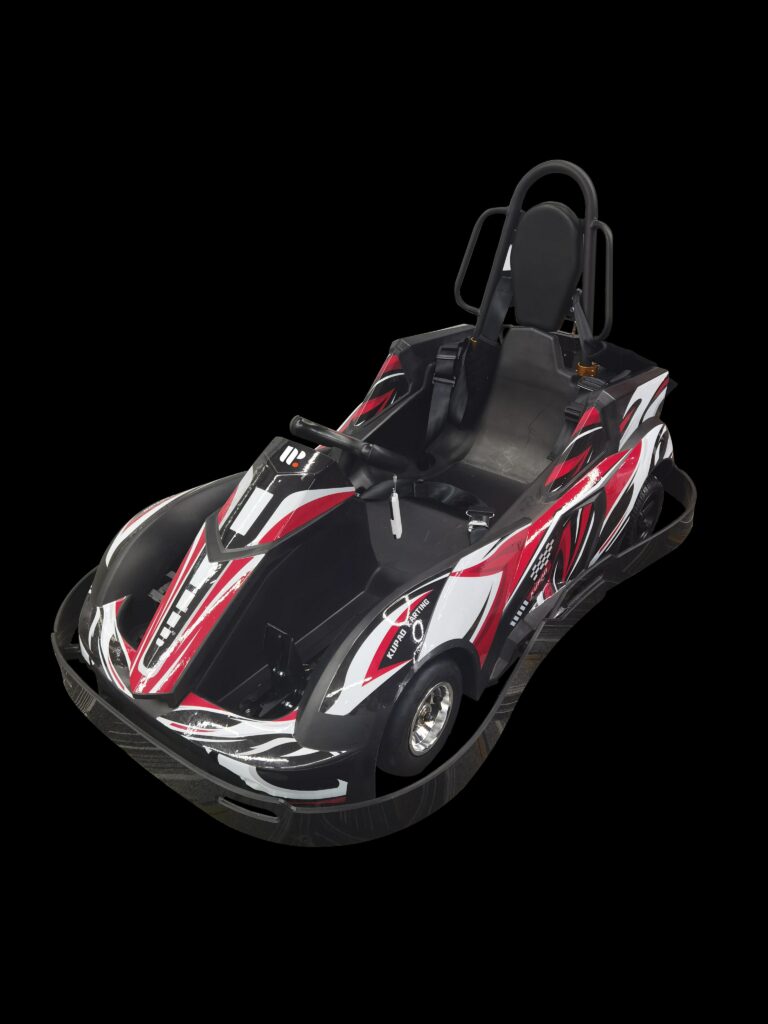Električni go-kart New Gladiator u crno-crvenom dizajnu s aerodinamičnim karoserijom, prikazan na crnoj pozadini.