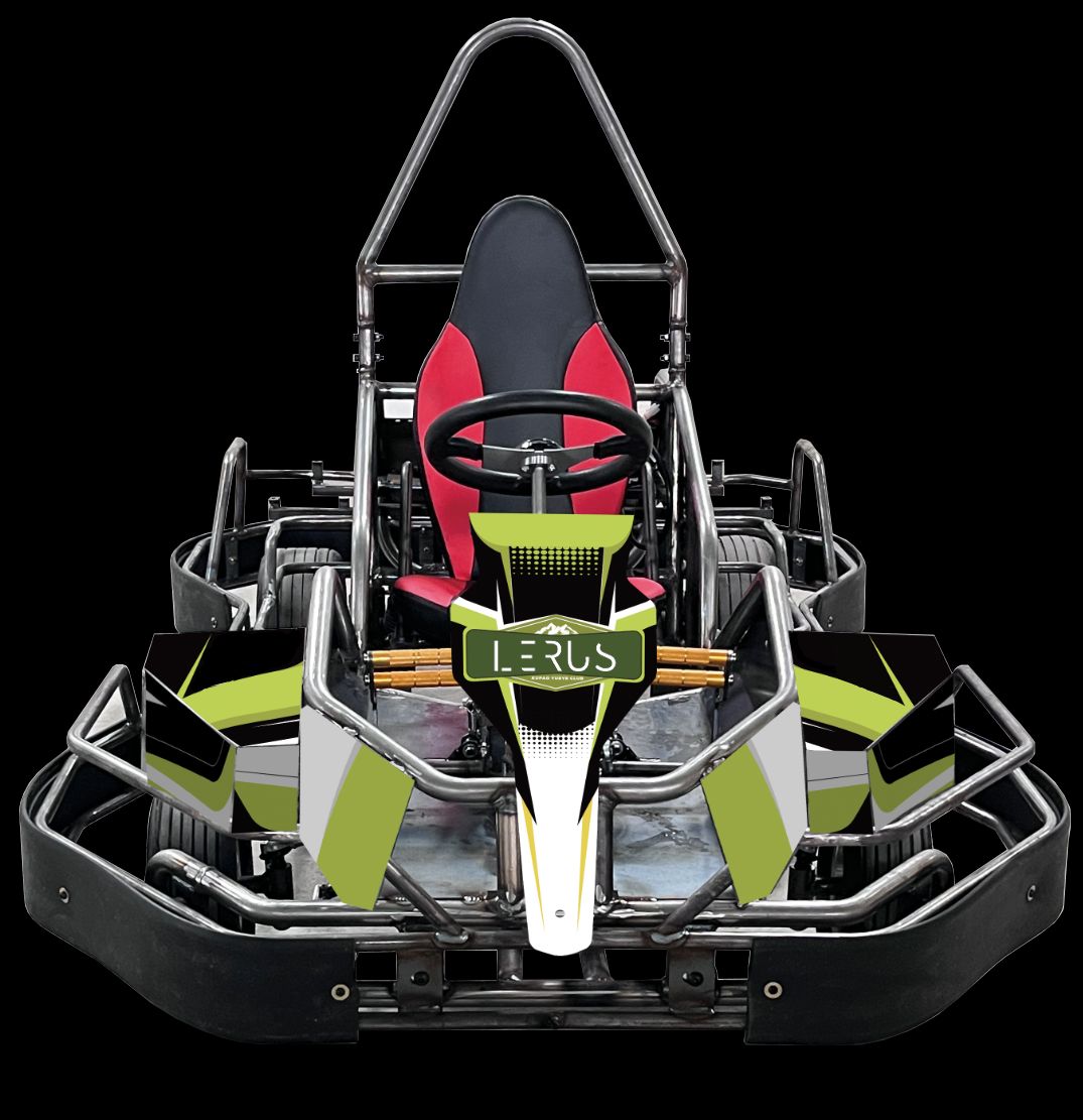 Električni go-kart Phantom u zeleno-crnom dizajnu s crvenim sjedalom, prikazan iz prednjeg kuta na crnoj pozadini.