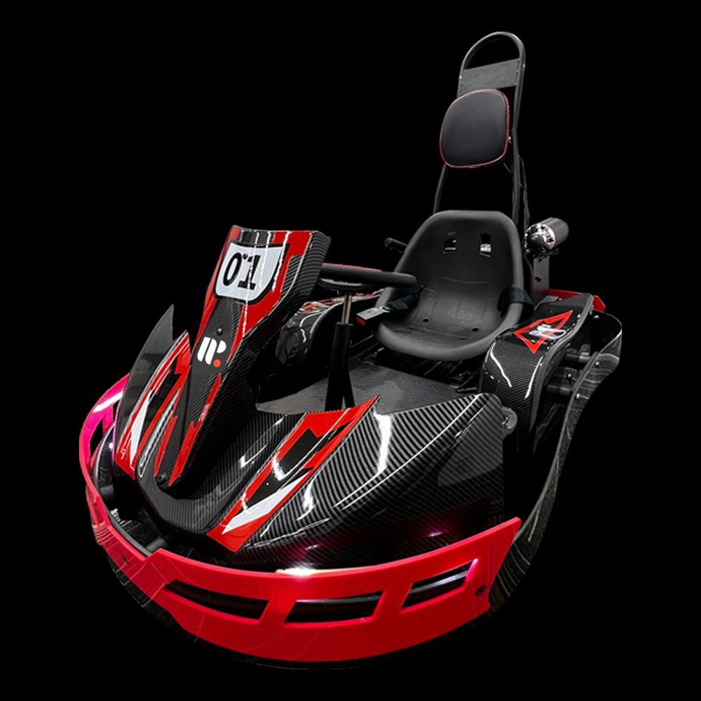 Električni go-kart Wind u crveno-crnoj boji s karbonskim detaljima i brojem 01, prikazan pod drugim kutom na crnoj pozadini.